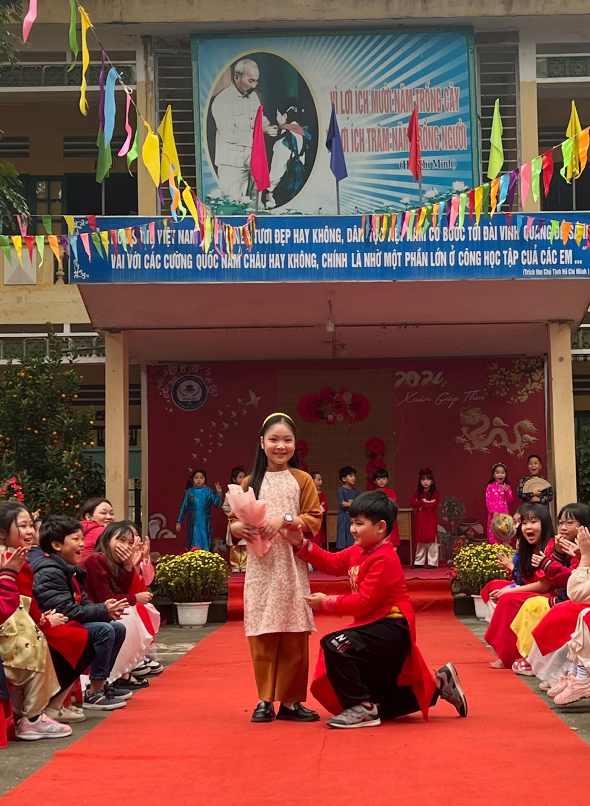 Tặng hoa cho bạn.
