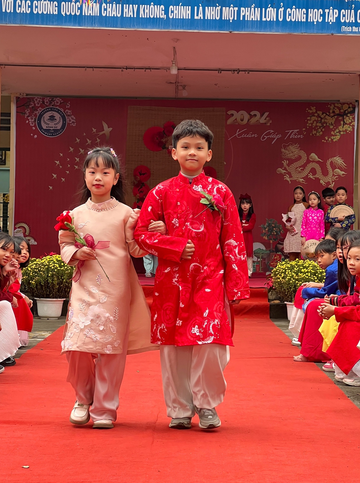 Mỗi bé một kiểu dáng, nhưng áo dài nào cũng thật dễ thương.