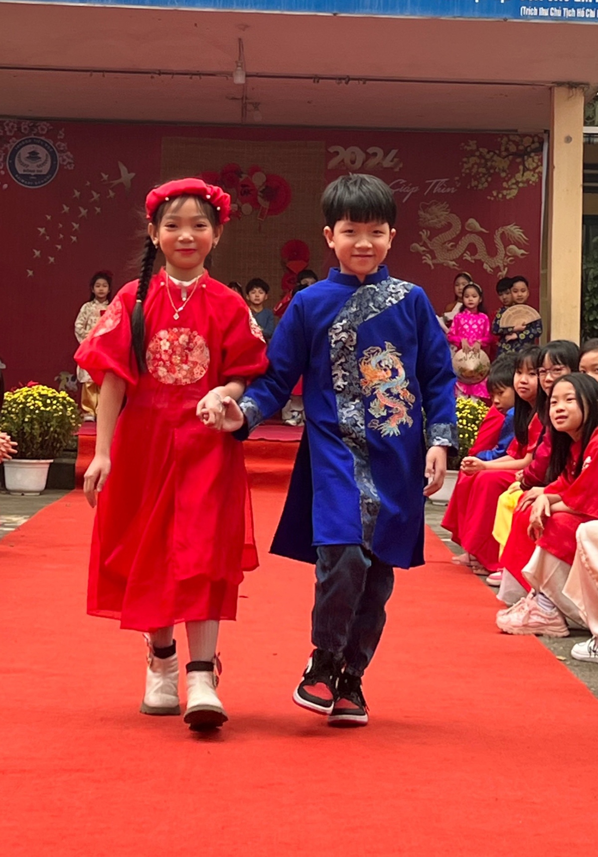 Cô giáo Trần Thị Thanh Huyền, Hiệu trưởng nhà trường cho biết: "Chúng tôi muốn giáo dục học sinh biết giữ gìn bản sắc văn hóa của trang phục truyền thống Việt Nam cũng như thấy được vẻ đẹp khi mặc áo dài...