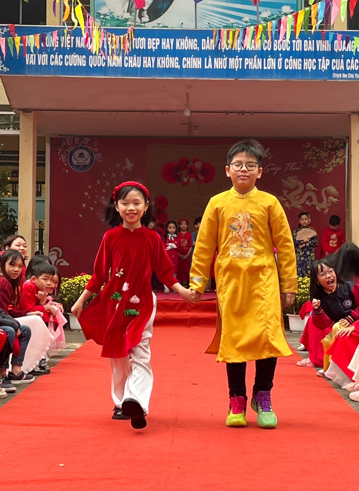 ...Đồng thời cũng luyện cho các em biết tự tin, biết tạo phong thái lịch thiệp".