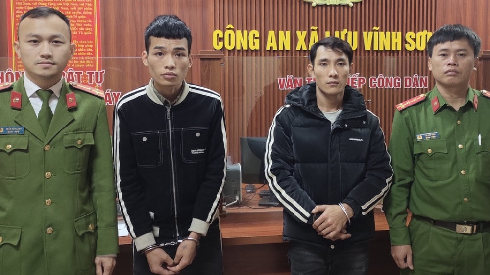 Hai đối tượng tại cơ quan công an.