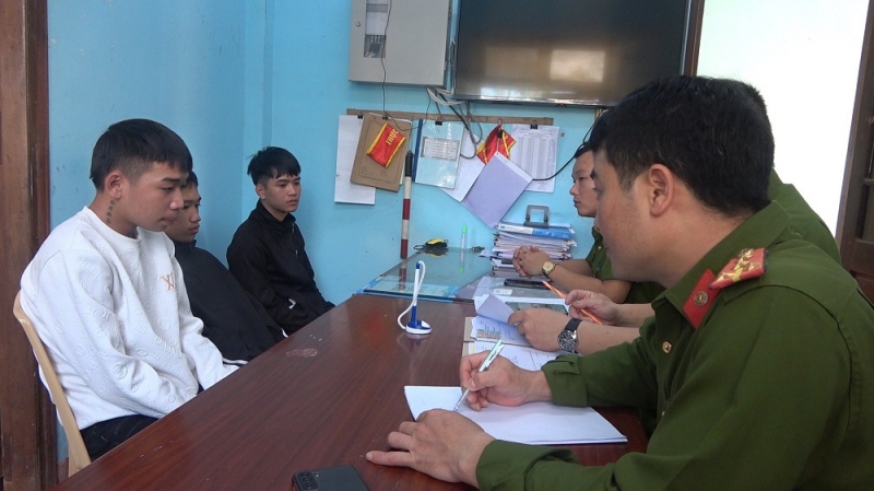 Nhóm thanh, thiếu niên tại cơ quan Công an.