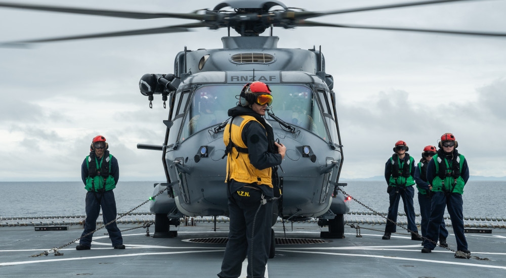 Tàu khu trục HMNZS Canterbury và hai máy bay trực thăng NH90 đang được triển khai tới Quần đảo Solomon. Ảnh: BQP New Zealand