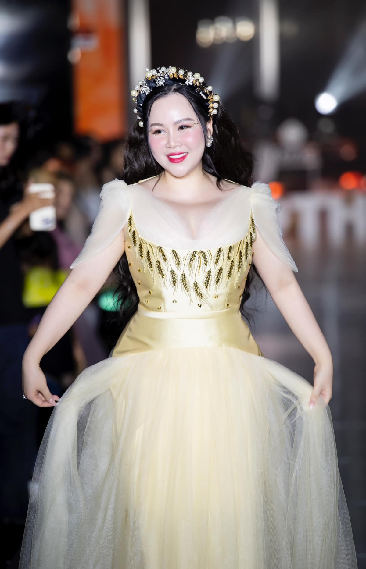 Trên trang cá nhân, Trương Phương chia sẻ hình ảnh body săn chắc sau khi giảm 11kg trong gần 3 tháng.
Trước đó, cô đăng hình ở phòng tập gym kèm dòng chia sẻ: "Đàn ông khóc là vì họ đã đánh mất thứ không nên làm mất. Phụ nữ khóc là vì họ thực sự buông bỏ thứ cần phải buông bỏ. Buông bỏ được 8kg cảm giác nhẹ cả người". Mục tiêu của cô là muốn giảm thêm 10kg trong khoảng 1-3 tháng tiếp theo. "Tôi kết hợp nhịn ăn gián đoạn 16/8, ăn theo chế độ và đến phòng tập đều đặn mỗi ngày. Trong khoảng 1,5 tháng đầu thực hiện chế độ nghiêm ngặt, tôi giảm được 8kg. Sau Tết, tôi tiếp tục giảm thêm 3kg nữa. Tôi cũng đang muốn giảm thêm 10kg nữa trong thời gian ngắn sắp tới", diễn viên Trương Phương bày tỏ.
Việc Trương Phương giảm cân thành công khiến nhiều người vui mừng, tiếp tục cổ vũ cho nỗ lực, kiên trì của cô. Một số người nhận xét "phụ nữ đẹp nhất khi không thuộc về ai" khi thấy Trương Phương ngày càng đẹp hơn hậu ly hôn chồng Tây. (Nguồn: VietNamNet)