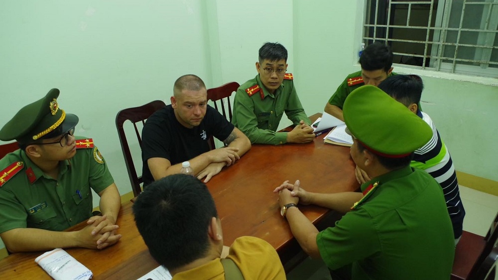 Đối tượng Borzykh Mikhail (áo đen) tại cơ quan công an. (Ảnh: CANT)