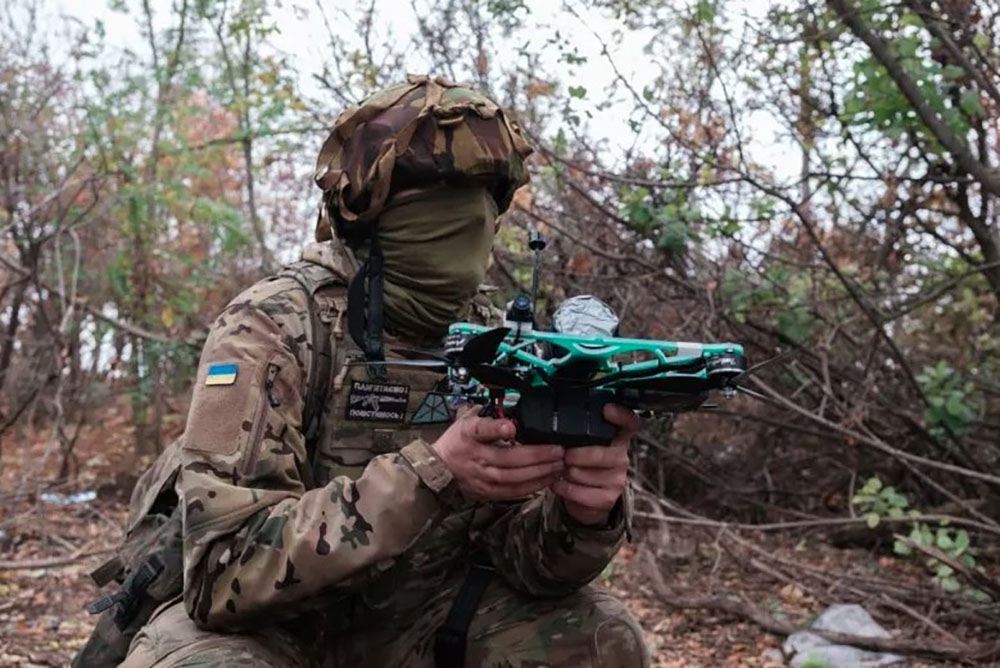 Binh lính Ukraine điều khiển máy bay không người lái FPV ở Zaporizhzhia vào tháng 10/2023. Ảnh: Getty