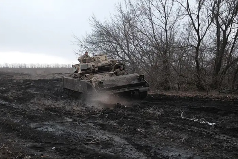 Binh sĩ Ukraine thuộc Lữ đoàn cơ giới 47 lái xe chiến đấu bộ binh M2 Bradley trên hướng Avdiivka, Donetsk, vào ngày 23/2/2024. Ảnh: Getty