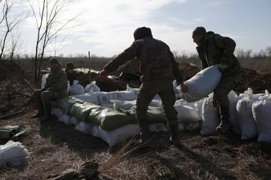 Binh lính Ukraine dùng các bao đất để dựng công sự gần Avdiivka, ngày 17/2/2024. Ảnh: Getty
