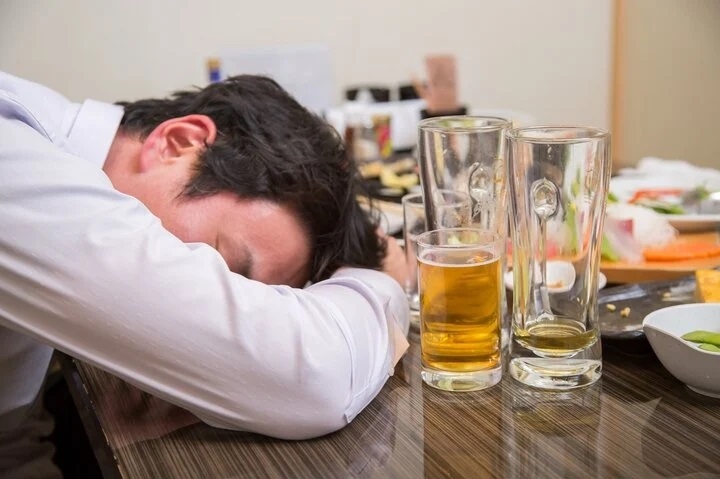 Mặt đỏ hay tái sau khi uống rượu cũng không liên quan đến tửu lượng cao hay thấp. (Ảnh minh hoạ)