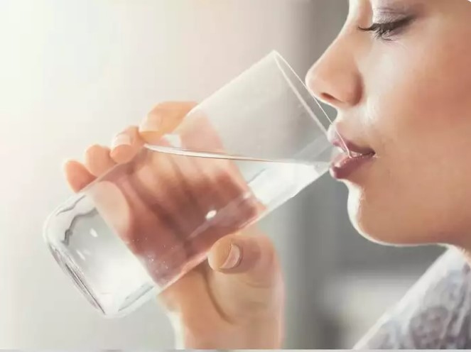 Cải thiện tiêu hóa: Uống nước ấm giúp kích thích tiêu hóa bằng cách phá vỡ các phân tử thức ăn và giúp thức ăn di chuyển tốt hơn qua đường tiêu hóa.