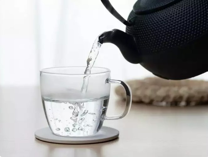 Giải cứu khỏi táo bón: Uống nước ấm giúp làm mềm phân và hỗ trợ nhu động ruột, điều này còn giúp giảm táo bón và thúc đẩy nhu động ruột đều đặn.