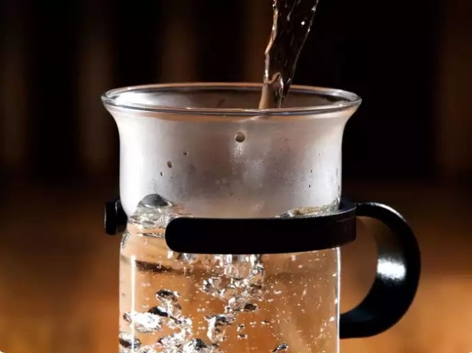 Giải độc: Nước nóng giúp loại bỏ độc tố khỏi cơ thể bằng cách tăng tiết mồ hôi và thúc đẩy đi tiểu, hỗ trợ quá trình giải độc.