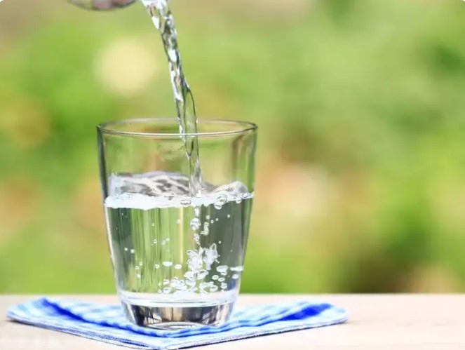 Cải thiện lưu thông: Uống nước ấm giúp cải thiện lưu thông máu bằng cách thư giãn các mạch máu và thúc đẩy việc cung cấp oxy, chất dinh dưỡng đến các bộ phận khác nhau của cơ thể.