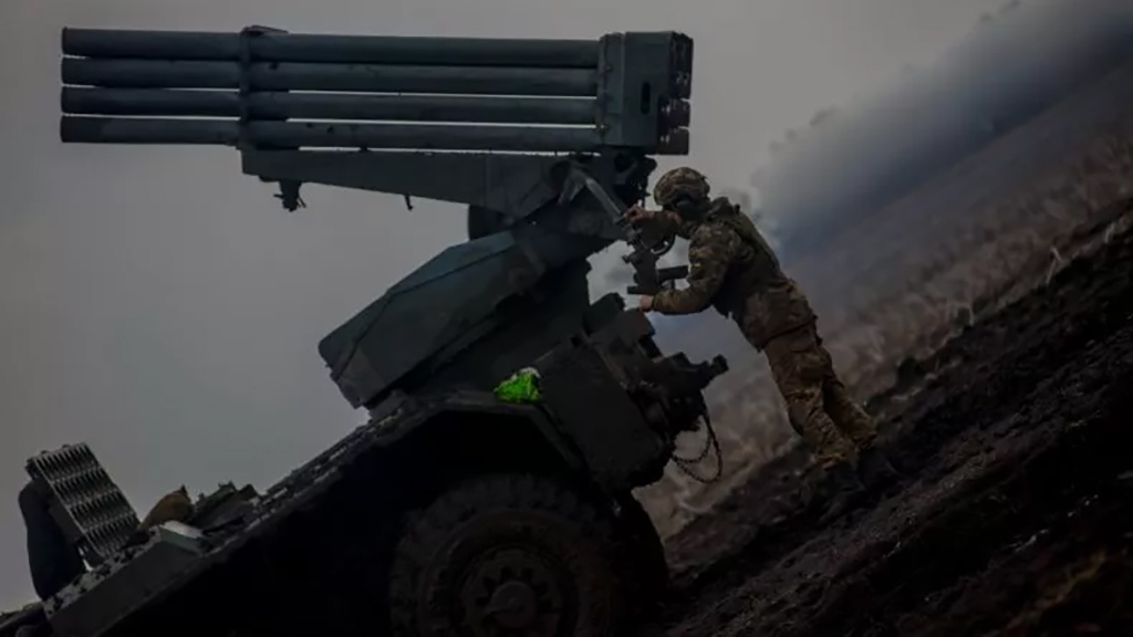Binh sĩ Ukraine vận hành pháo phóng loạt  RM-70 Vampire tại Donetsk, Ukraine. Ảnh: Getty Images
