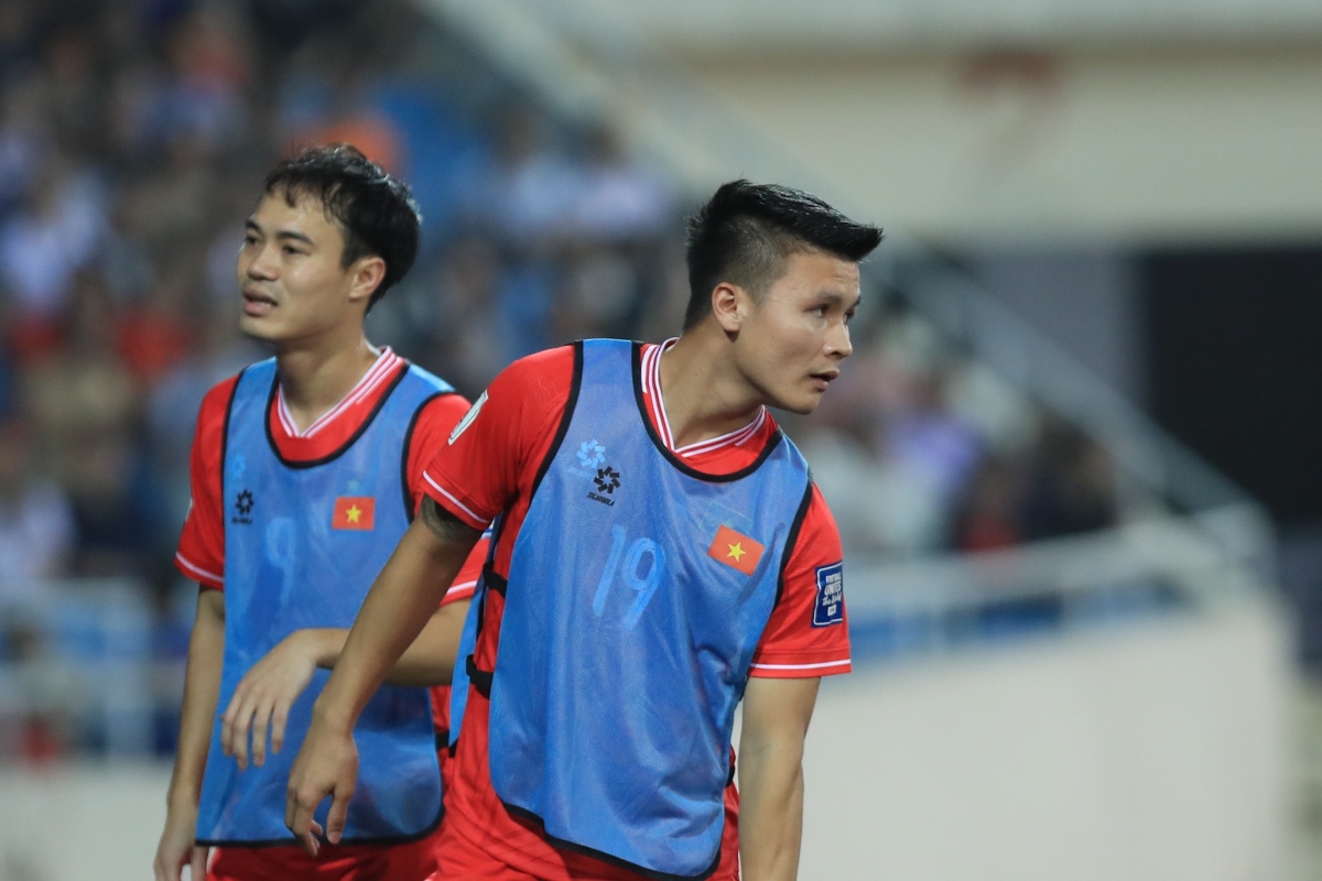Văn Toàn và Quang Hải trong trận ĐT Việt Nam thua ĐT Indonesia 0-3. (Ảnh: Hoài Thương)