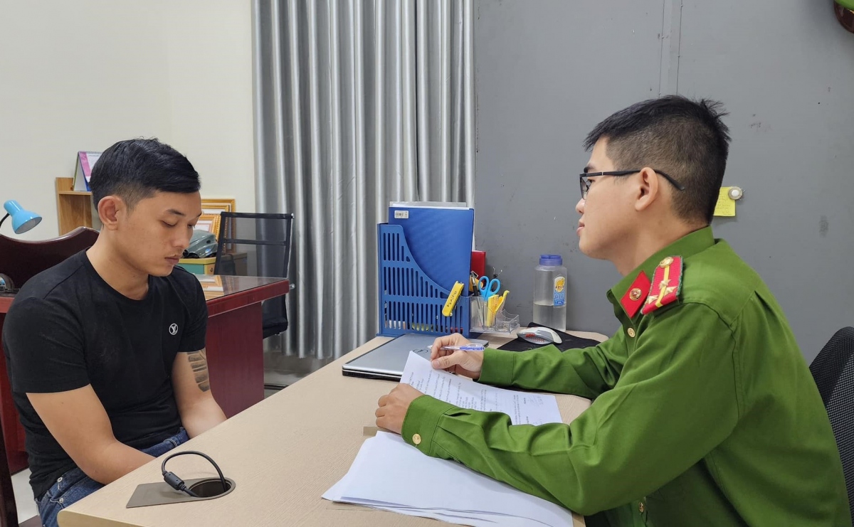 Văn Quốc Huy tại cơ quan công an.
