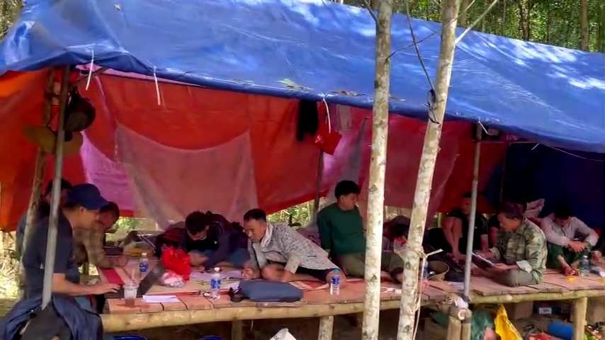 Lán trại được các đối tượng dựng lên tại khu vực bìa rừng suối thôn 10, xã Ea M'đoal, huyện M'Đắk phục vụ việc khai thác vàng trái phép.