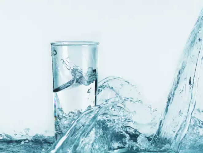 Do đó cần đảm bảo uống nhiều nước trong ngày, cố gắng 8 cốc nước mỗi ngày. Nếu bạn không phải là người thích uống nước lọc, hãy pha thêm một ít nước cam quýt để tăng thêm hương vị và tăng cường vitamin C.