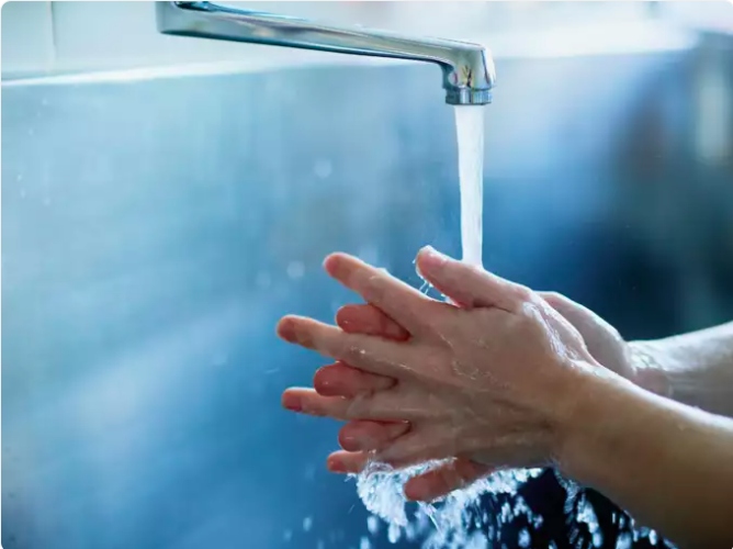Luôn giữ vệ sinh: Cuối cùng, vệ sinh đúng cách là chìa khóa để ngăn ngừa nhiễm trùng tiểu. Luôn nhớ lau từ trước ra sau sau khi đi vệ sinh để tránh truyền vi khuẩn từ trực tràng sang niệu đạo. Và khi nói đến việc làm sạch vùng da đó, hãy dùng loại xà phòng dịu nhẹ, không mùi để tránh kích ứng và phá vỡ sự cân bằng độ pH tự nhiên của cơ thể bạn.