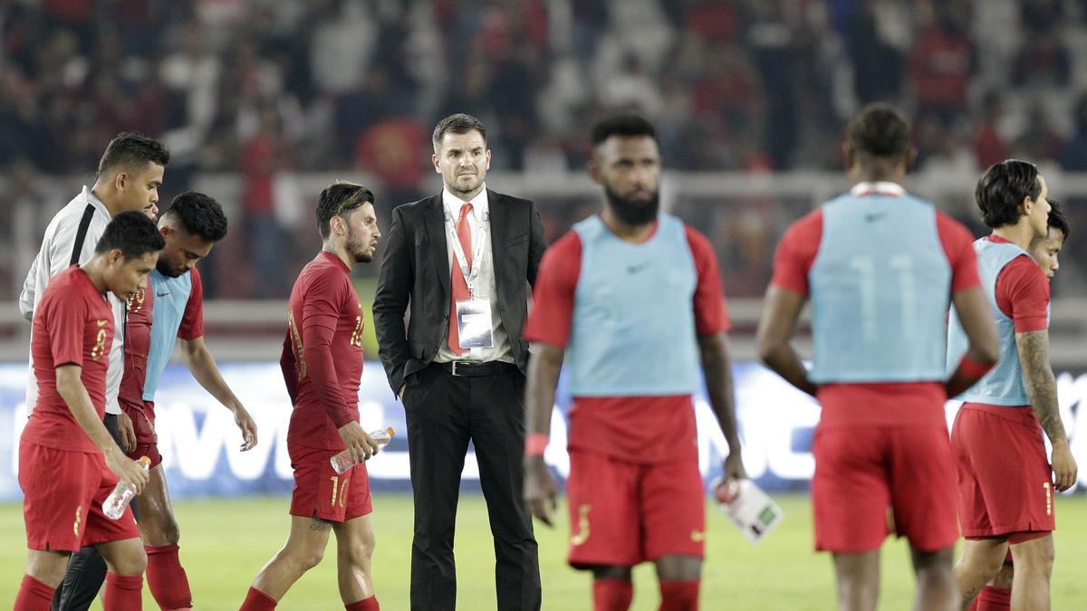 HLV Simon McMenemy bị CĐV Indonesia công kích dữ dội. (Ảnh: Bola)