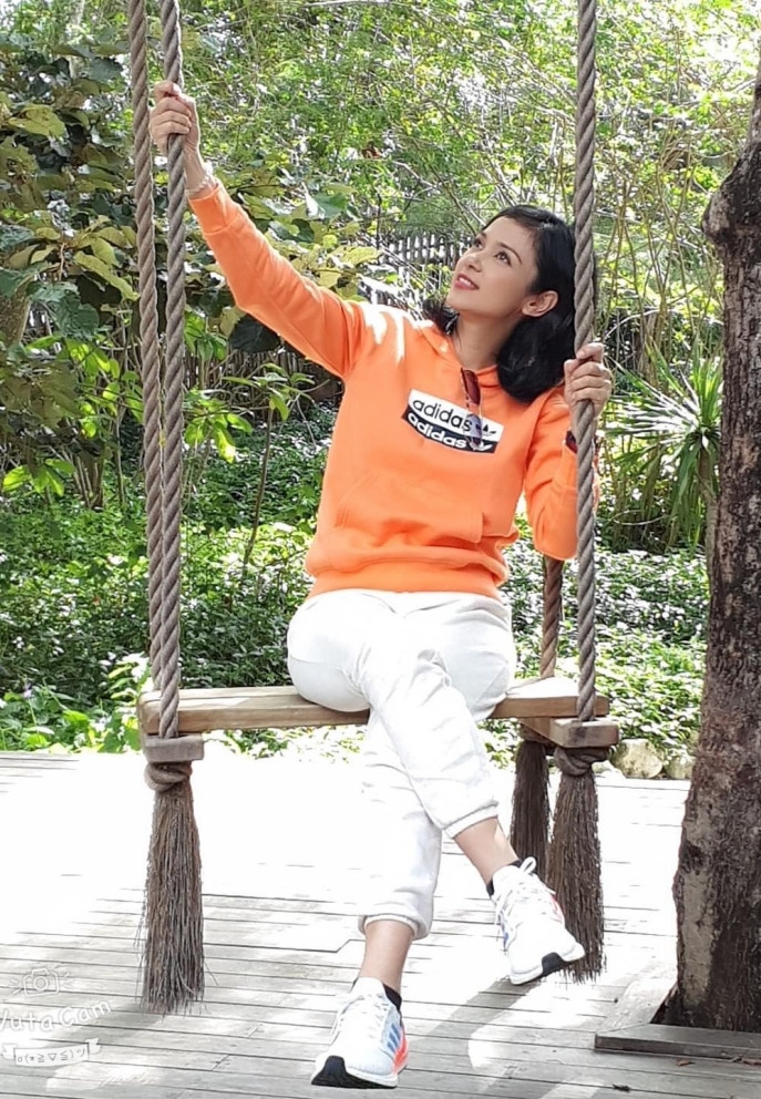 Dịp đầu năm mới, diễn viên Việt Trinh đăng ảnh không gian sống tại Bình Dương. Căn biệt thự nhà vườn với diện tích 2.500m2 vài năm qua là “chốn đi về” của nữ diễn viên và con trai. Việt Trinh từng tiết lộ chọn nơi này sống vì cách xa trung tâm, không gian yên tĩnh thuận lợi để chị sinh sống, tu tập mỗi ngày. Diễn viên ít đăng tải ảnh toàn bộ mà chỉ hé lộ vài góc không gian sống. Tuy nhiên, nhiều người tinh ý nhận ra ngôi nhà rộng lớn, thoáng đãng. Bên ngoài nhà có bức tường được xây cao kiên cố và vững chắc.  Tháng 1/2022, Việt Trinh tuyên bố chính thức giải nghệ sau nhiều năm hoạt động. Diễn viên cho biết sau nhiều năm bôn ba bên ngoài, chị muốn dành thời gian cho bản thân, đặc biệt là cậu con trai đang tuổi lớn. 
Việt Trinh nói từ lâu đã không còn nghĩ đến chuyện tình cảm nam nữ và hài lòng với những gì đang có. Ngoài thời gian dành cho con trai, diễn viên thường xuyên làm từ thiện. Chị thường livestream bán hàng online để lấy tiền giúp đỡ người nghèo. (Nguồn: VietNamNet)