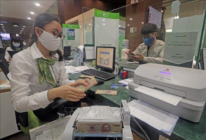 Khách hàng giao dịch tại hội sở chính Vietcombank, 198 Trần Quang Khải, Hà Nội (Ảnh minh họa: Trần Việt/TTXVN)
