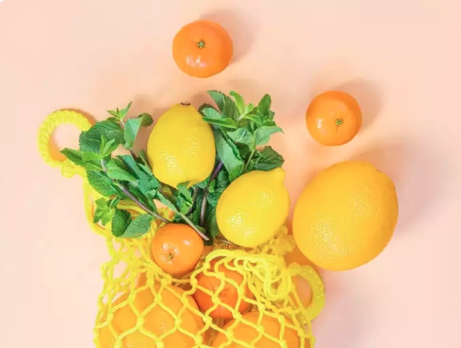 Nên dùng bao nhiêu vitamin C: Đối với người lớn, nhu cầu vitamin C hàng ngày là khoảng 90 mg đối với nam và 75 mg đối với nữ. Do đó, bổ sung 100 đến 200 gram trái cây họ cam quýt mỗi ngày là phù hợp. Tuy nhiên, lượng tiêu thụ thực tế có thể thay đổi tùy theo hàm lượng vitamin C trong trái cây. Vì vậy, hãy đảm bảo rằng bạn không ăn quá nhiều trái cây giàu vitamin C.