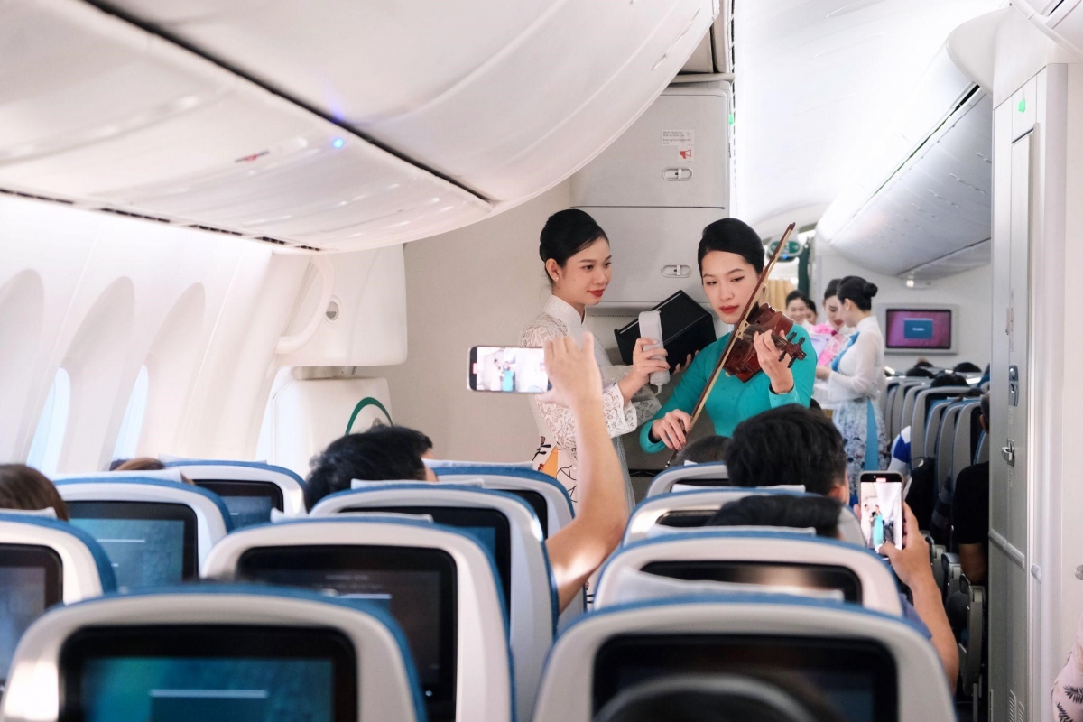 Cũng trên các chuyến bay này, hành khách được thưởng thức những giai điệu du dương từ phần biểu diễn violin và guitar do chính các tiếp viên của Vietnam Airlines.