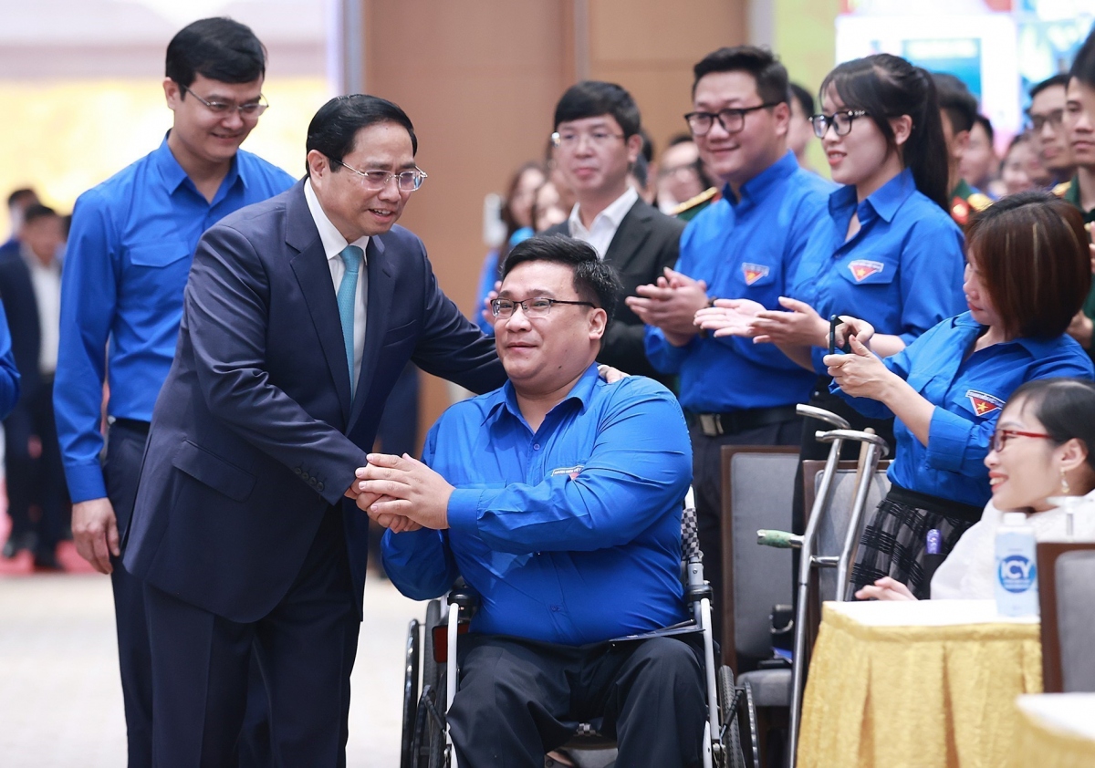Thủ tướng Phạm Minh Chính với đại diện thanh niên có hoàn cảnh đặc biệt. Ảnh: Dương Giang-TTXVN