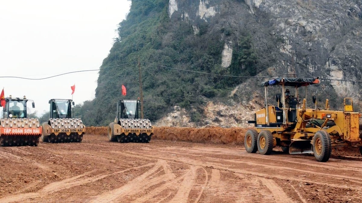 Dù Chính phủ, các Bộ ngành, địa phương vẫn đang cố gắng tìm ra giải pháp phù hợp để giải quyết tình trạng “thiếu cát”, song vẫn chưa thể có một lời giải nào rõ ràng - Ảnh minh hoạ: Vietnam+