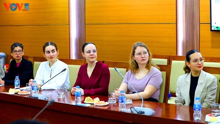Các đại biểu trường Đại học Mainz lắng nghe Lãnh đạo Đài TNVN và Ban Đối ngoại trả lời các câu hỏi về các nội dung mà đoàn quan tâm - Ảnh: VOV5