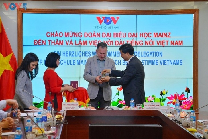 Phó Tổng Giám đốc Ngô Minh Hiển tặng quà lưu niệm cho Giáo sư Norbert Rohleder - Ảnh: VOV5