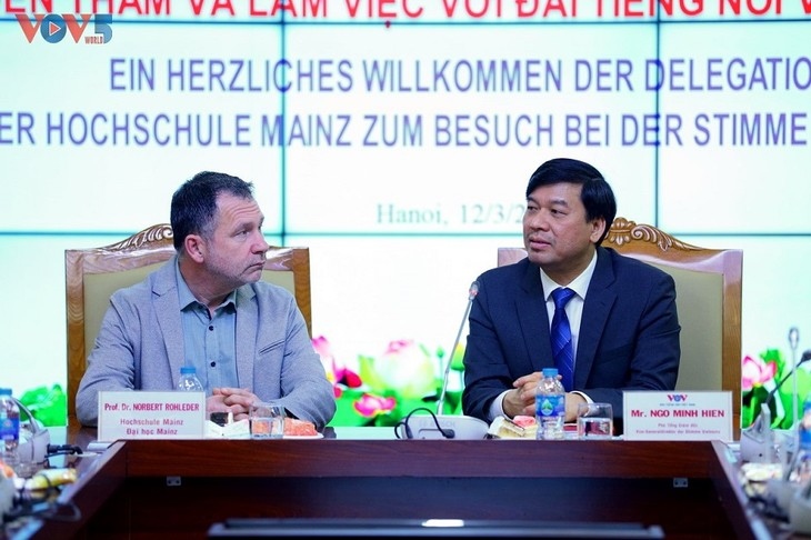 Phó Tổng Giám đốc Đài Tiếng nói Việt Nam, ông Ngô Minh Hiển, giới thiệu những nét khái quát về lịch sử hình thành và phát triển của Đài Tiếng nói Việt Nam trong gần 80 năm qua - Ảnh: VOV5