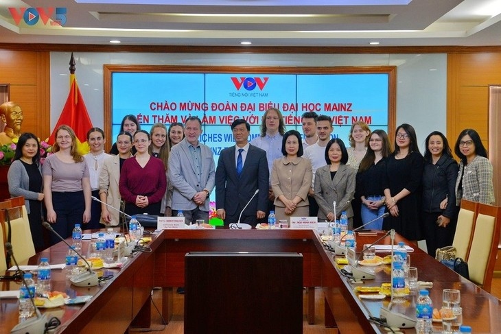 Các đại biểu chụp ảnh lưu niệm - Ảnh: VOV5