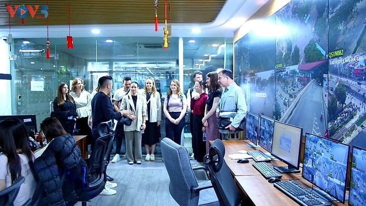 Sau buổi tiếp, đoàn nghiên cứu Đại học Mainz đã tới thăm và tìm hiểu về kênh VOV Giao thông của Đài Tiếng nói Việt Nam - Ảnh: VOV5