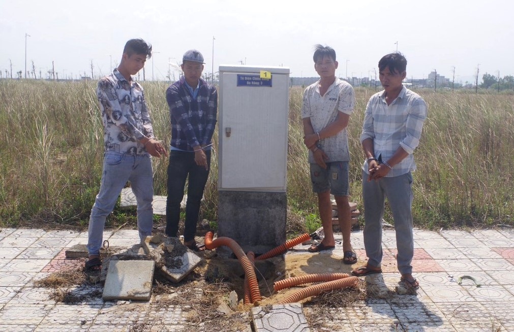 Các đối tượng mô tả lại hành vi trộm cắp thiết bị điện tại Khu đô thị Nam Tuy Hòa. (Ảnh: Công an thành phố Tuy Hòa)