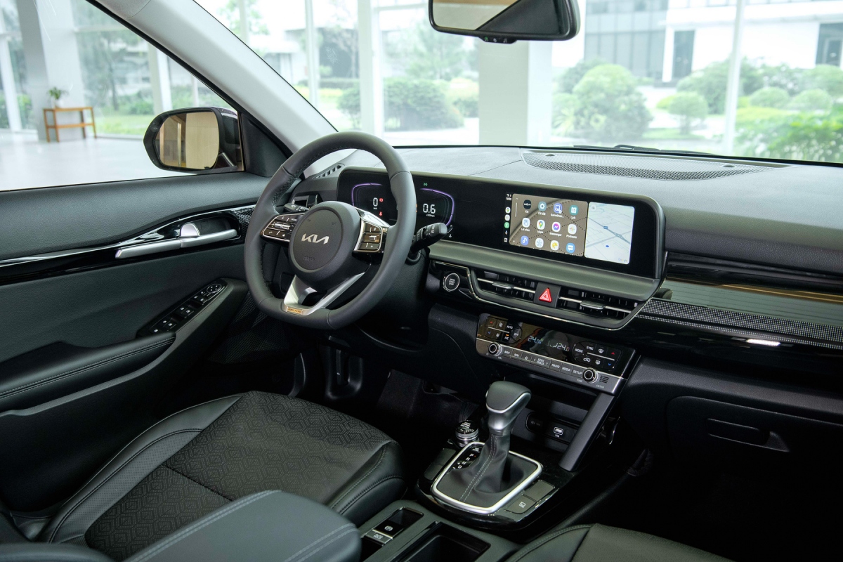 Mẫu SUV này có màn hình nối liền Panoramic kết hợp giữa đồng hồ đa thông tin Full LCD 10,25 inch và màn hình giải trí trung tâm AVN 10,25 inch hỗ trợ kết nối Apple Carplay, Android Auto không dây và các trang bị hiện đại như phanh tay điện tử, Auto hold.