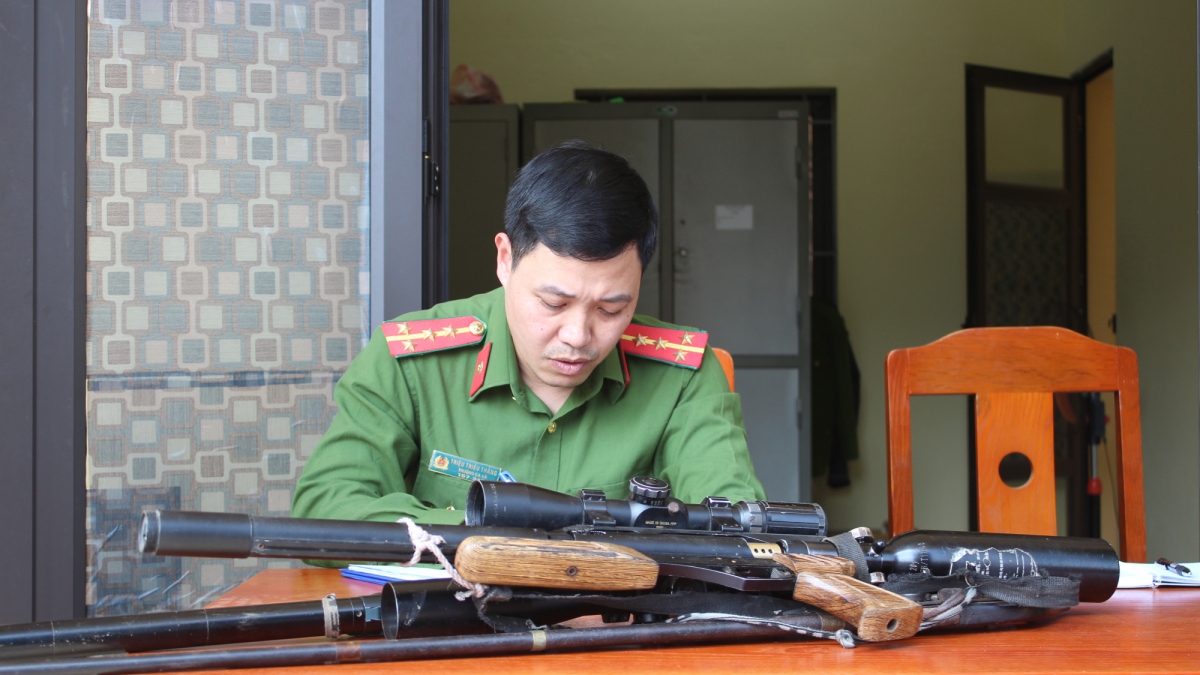 Đại úy Triệu Triều Thắng, Trưởng công an xã Nậm Lành (Văn Chấn - Yên Bái) vào sổ số vũ khí người dân giao nộp sau các cuộc vận động.