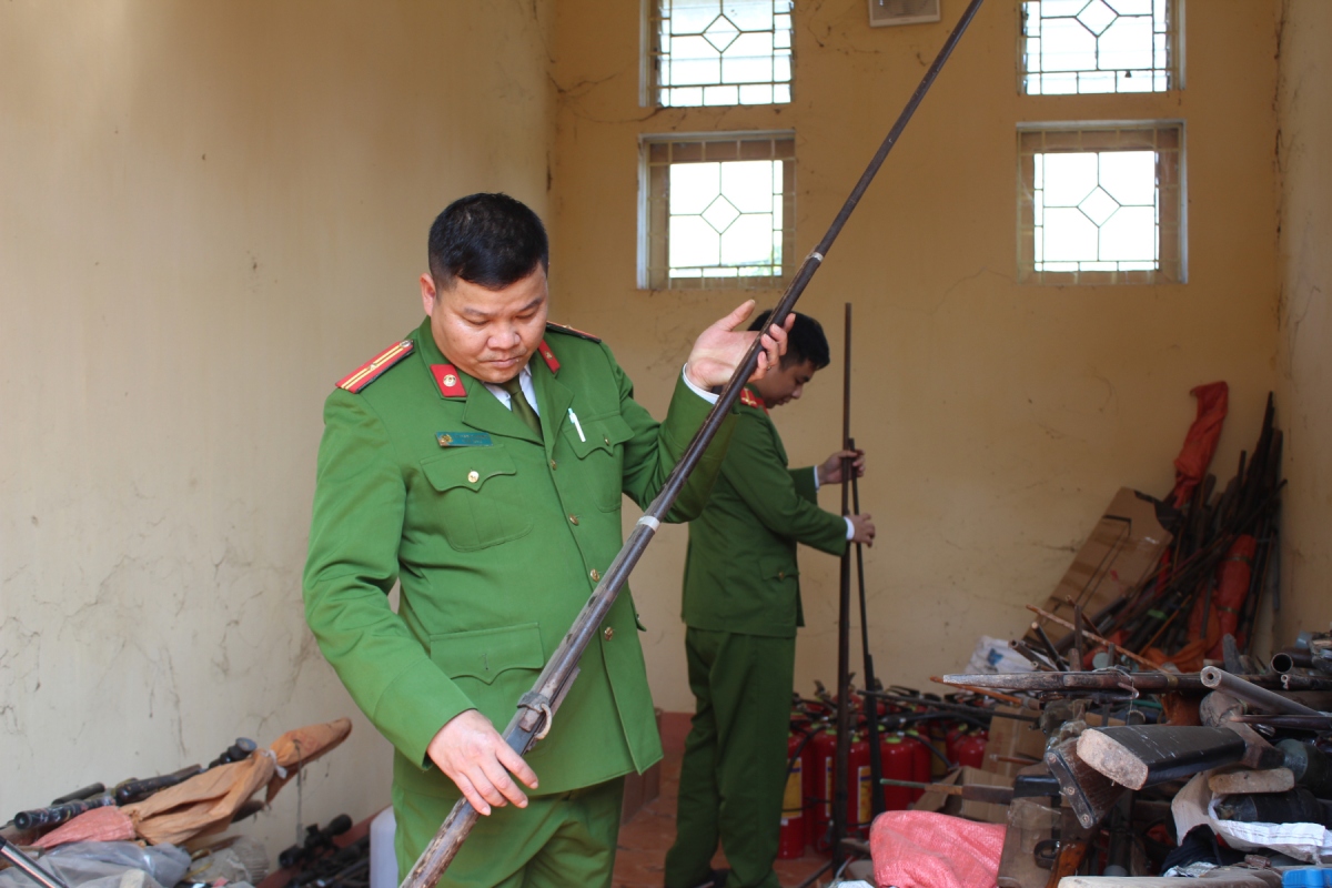 Công an Văn Chấn đưa các loại súng tự chế thu hồi được cất giữ vào trong kho, chờ ngày tiêu hủy.