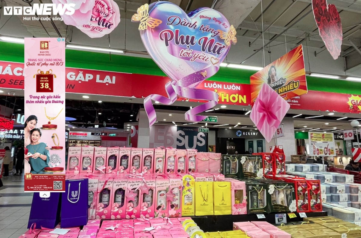 Supermarkets have launched many kinds of gift boxes containing lip stick, shampoo, shower gel, and foodstuff.