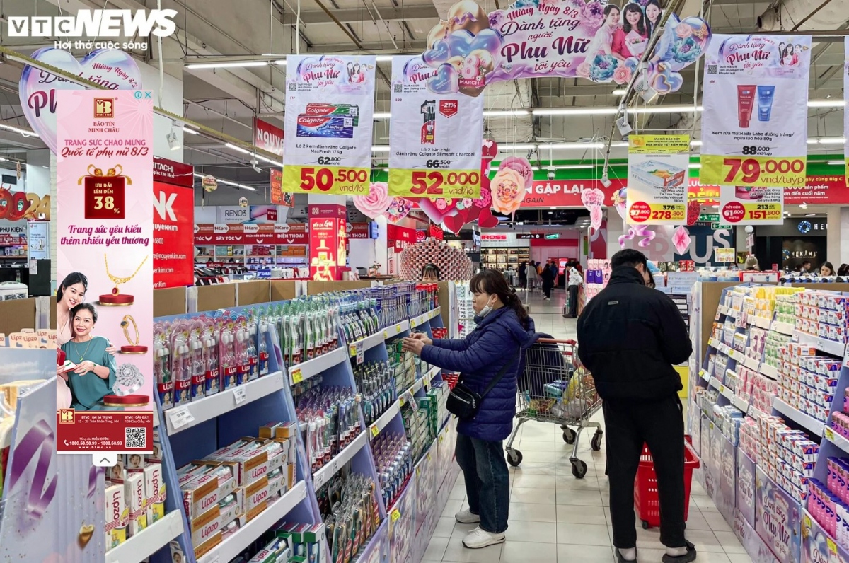 Big C supermarket is offering discounts on thousands of items such as cosmetics, skin care, makeup, body care, and clothes.