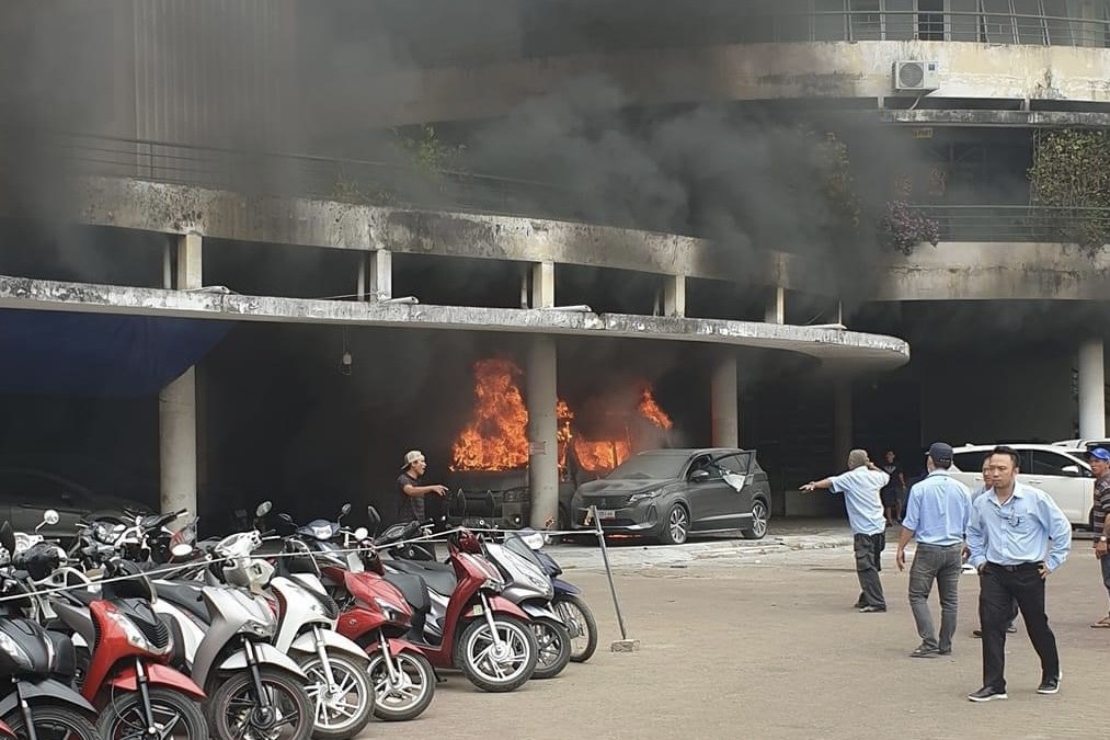 Xe cứu thương bốc cháy ngùn ngụt khi đang đỗ trong bãi xe ở Quận 10, TP.HCM. (Ảnh: Lương Vũ)