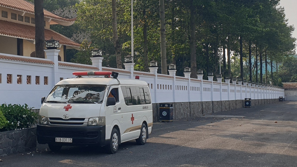 Xe cứu thương điều đến để đưa xác người đàn ông về nhà xác phục vụ điều tra 