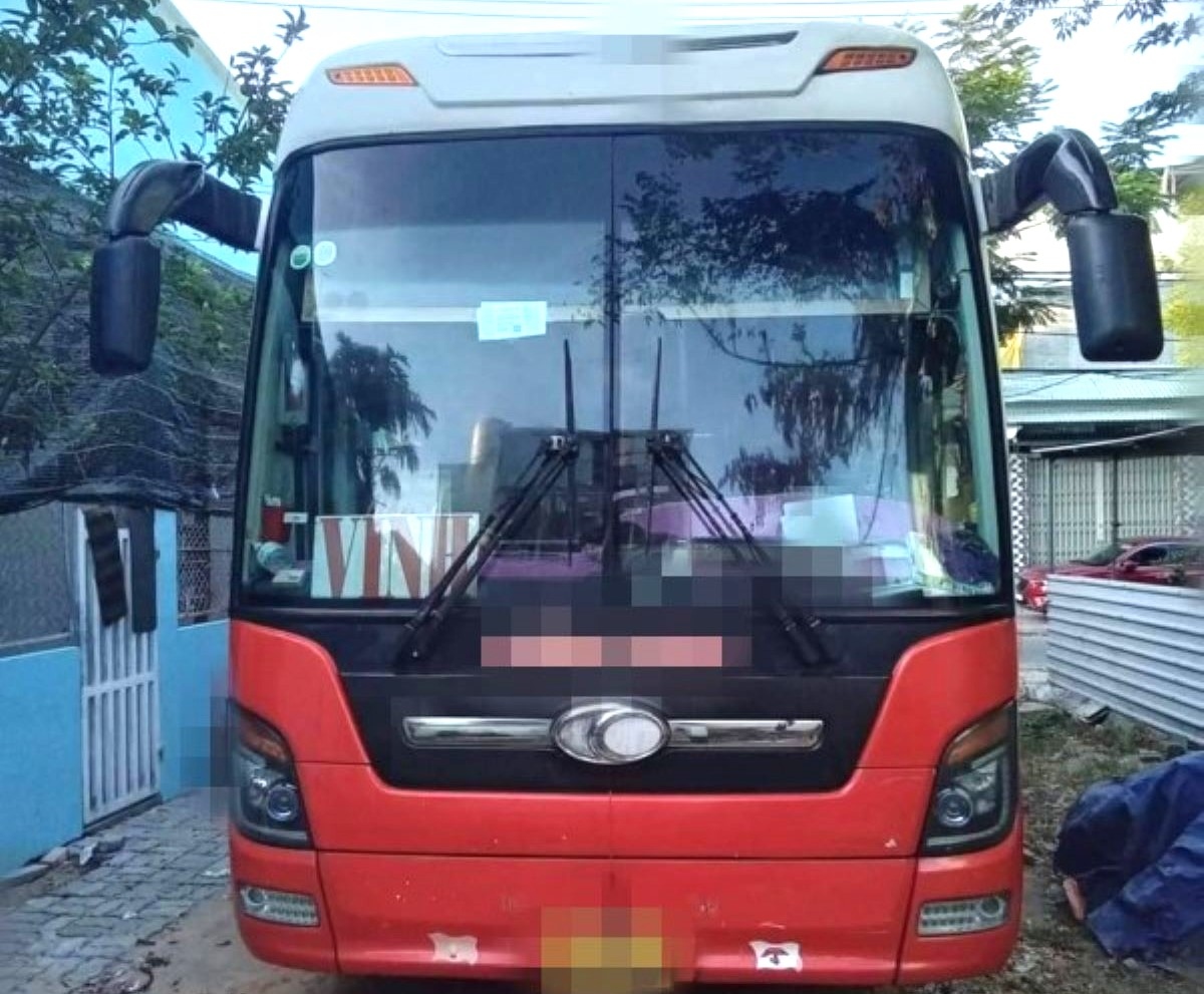 Xe khách di chuyển trên Quốc lộ 1A tuyến tránh thành phố Huế nghi va chạm với xe máy làm 2 người tử vong rồi rời khỏi hiện trường