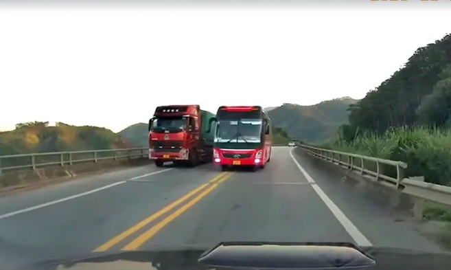 Cảnh xe khách lấn làn trên cao tốc Nội Bài - Lào Cai hôm 17/11/2023 do camera hành trình của một ô tô đi ngược chiều ghi lại. (Ảnh cắt từ clip)