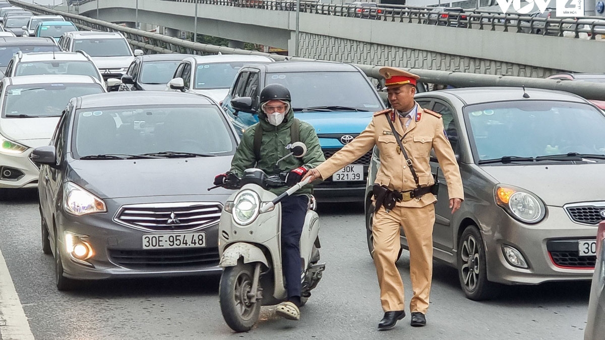Không khó bắt gặp cảnh xe máy đi vào đường Vành đai 2...