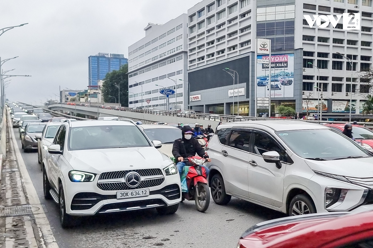 ... len lỏi giữa các xe ô tô