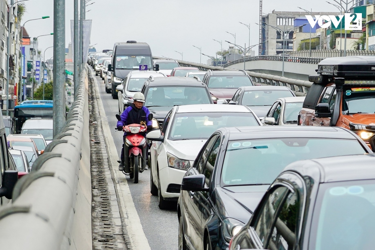 ... luồn lách tránh các lực lượng chức năng...