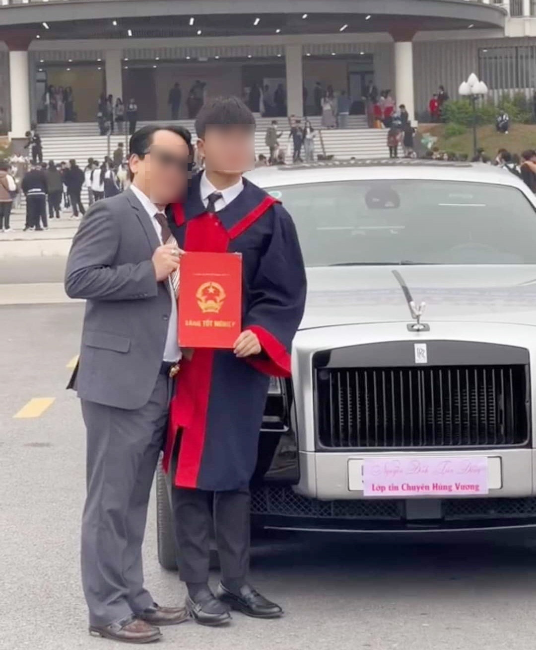 Hình ảnh về nam sinh lớp 12 tốt nghiệp được bố mẹ tặng Roll-Royce 5 tỷ chia sẻ trên mạng xã hội gây sốt