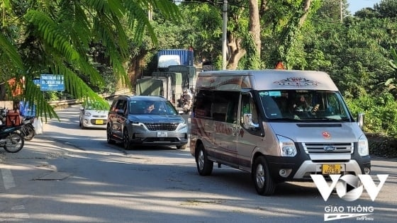 Việc nở rộ xe hợp đồng, cùng với việc đón trả khách không đúng nơi quy định, hình thành các bến cóc, ngày càng đe dọa nguy cơ mất ATGT và ùn tắc giao thông tại các đô thị.